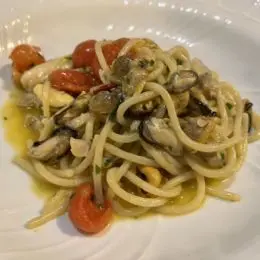 Square spaghetti with seafood rag and white fish