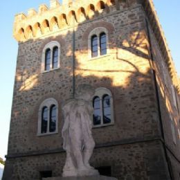 Castello Pasquini statua nel giardino