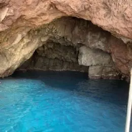 Natürliche Höhle des Parks