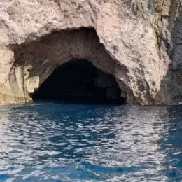 grotte dans le parc marin