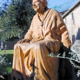 Statua Nonna Gina a Bolgheri