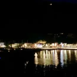 Vista nocturna de Porto Capraia